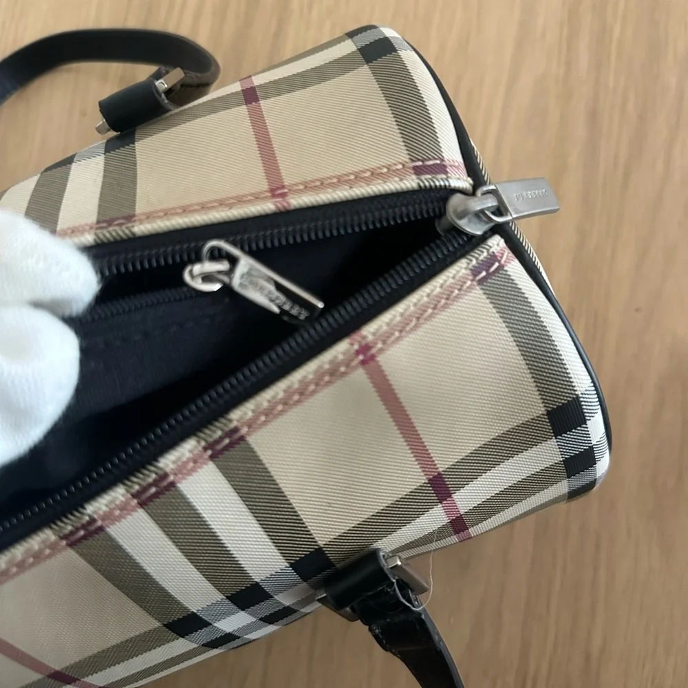 Burberry House Check Barrel bag black with dustbag - Picture 9 of 14
